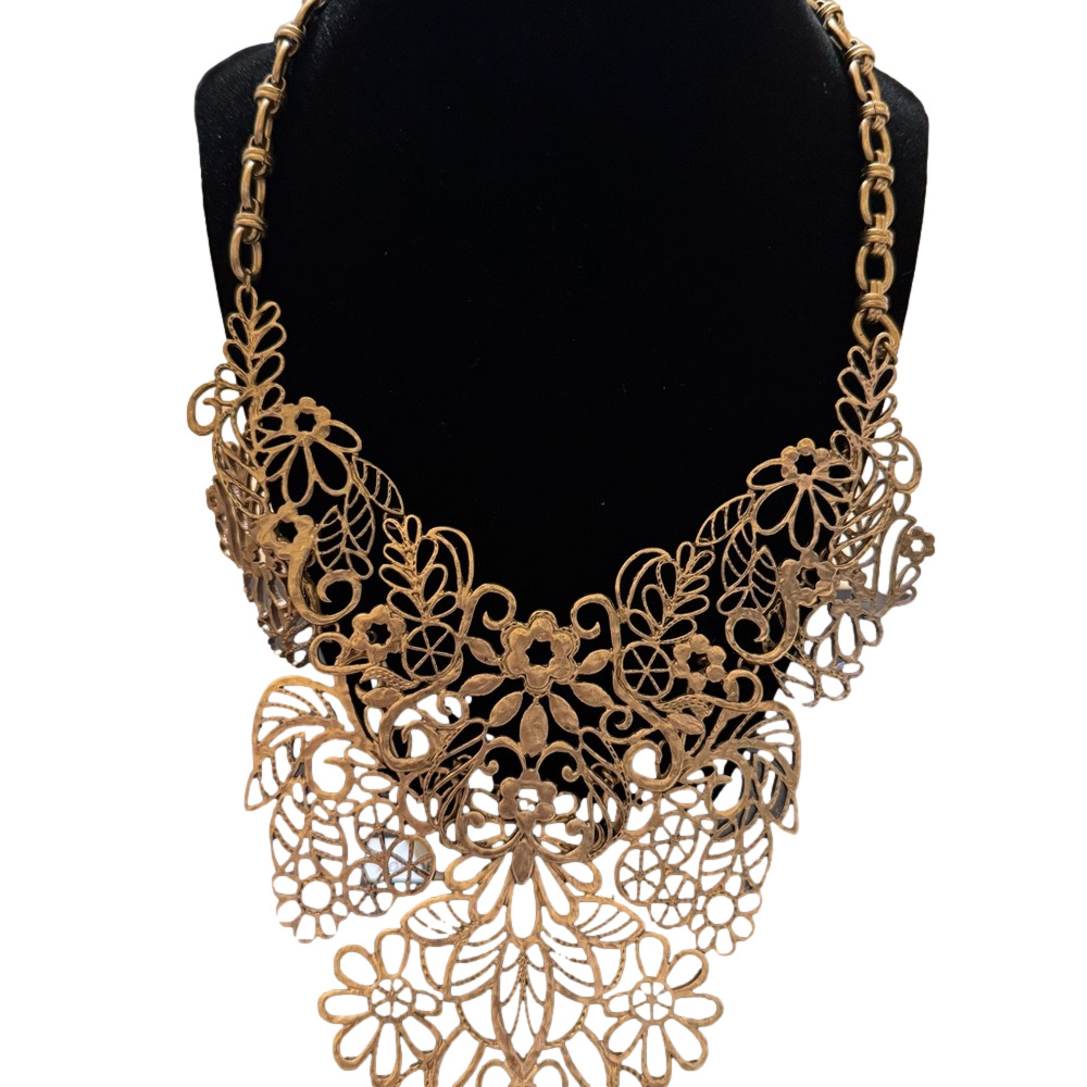 Elegant Gold Filigree Necklace